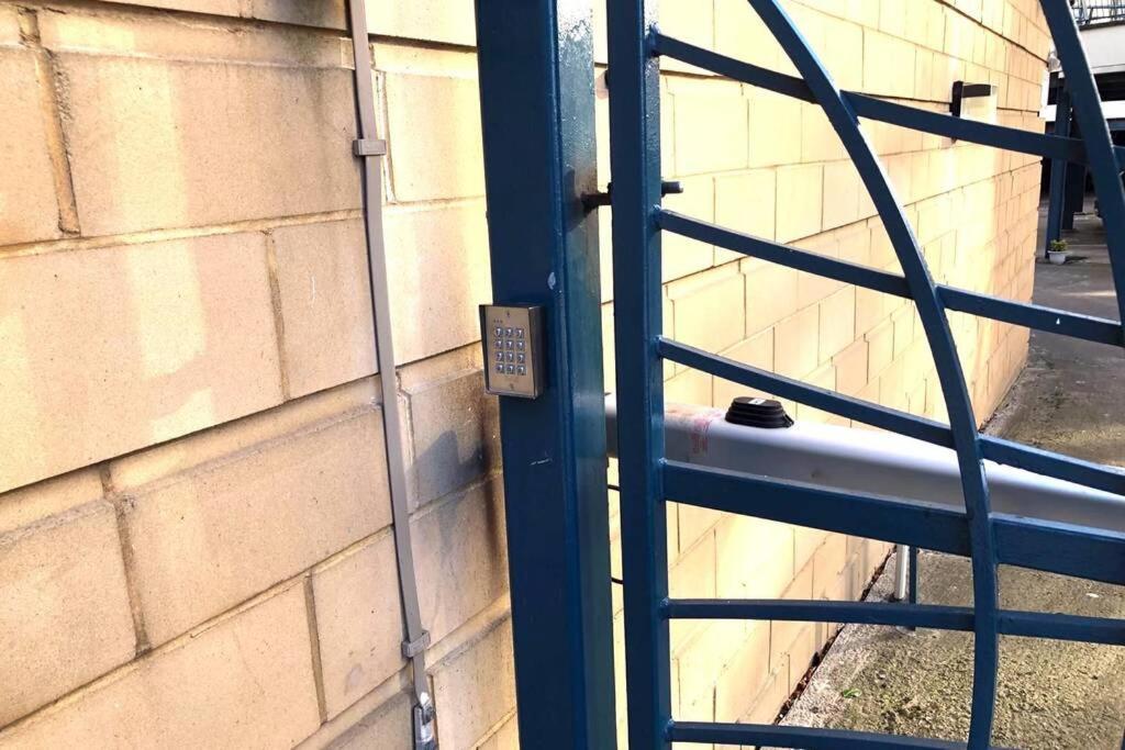 Waterfront Living In Leith With Free Parking! Appartement Edinburgh Buitenkant foto