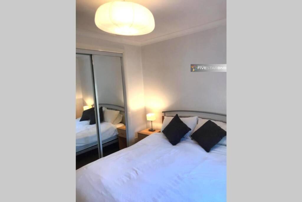 Waterfront Living In Leith With Free Parking! Appartement Edinburgh Buitenkant foto