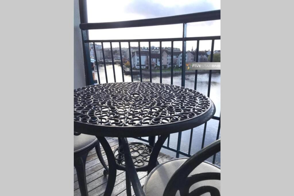 Waterfront Living In Leith With Free Parking! Appartement Edinburgh Buitenkant foto