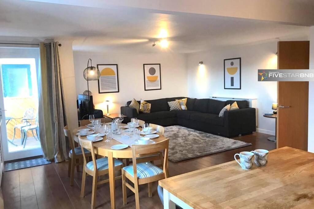 Waterfront Living In Leith With Free Parking! Appartement Edinburgh Buitenkant foto