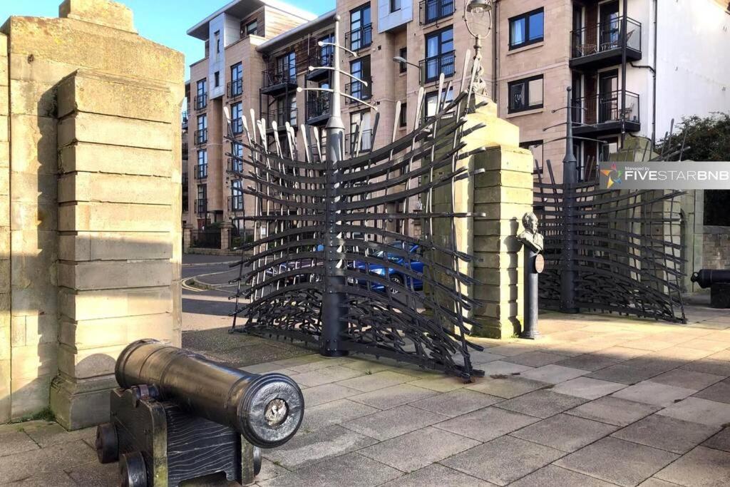 Waterfront Living In Leith With Free Parking! Appartement Edinburgh Buitenkant foto